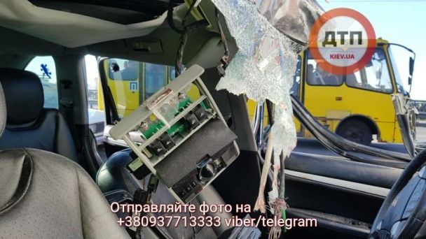 У Києві на мосту Патона автомобіль врізався у фуру, є загиблий