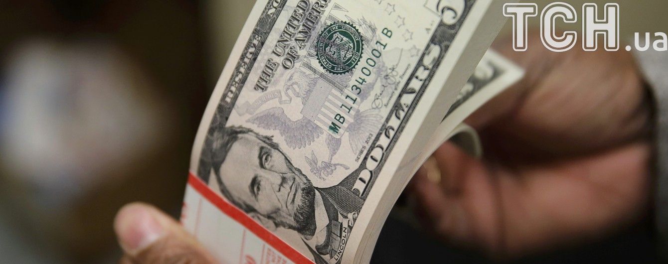 Долар і євро здешевшали в курсах Нацбанку на 24 листопада. Інфографіка
