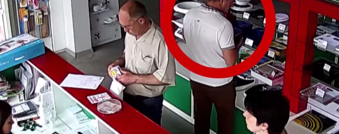 Упійманий на хабарі чиновник тихцем обікрав магазин у Києві