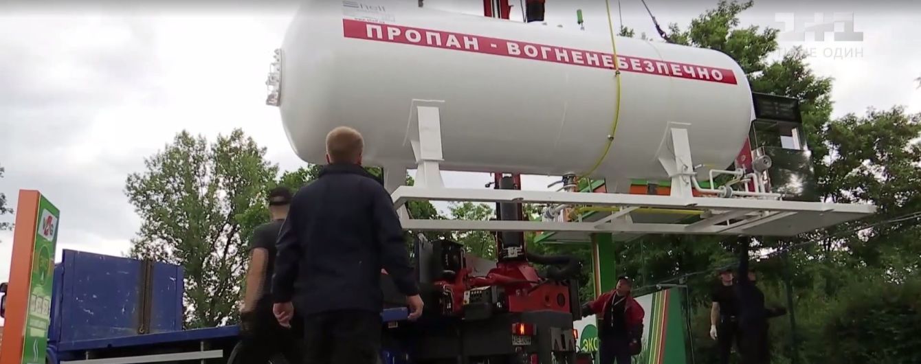 В Днепре за несколько часов демонтировали полсотни заправок