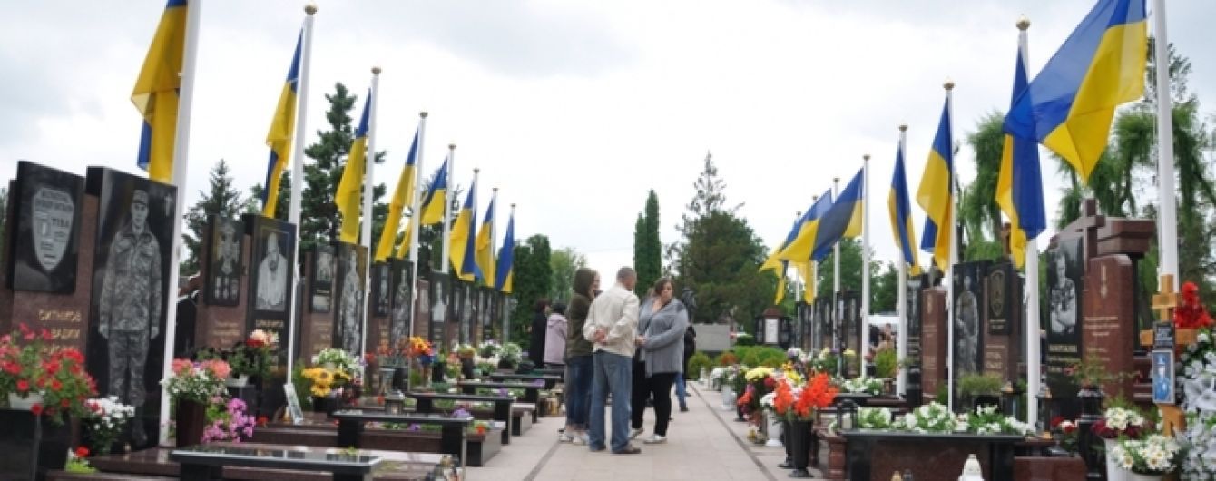 У Чернівцях відкрили меморіал загиблим у зоні АТО військовим