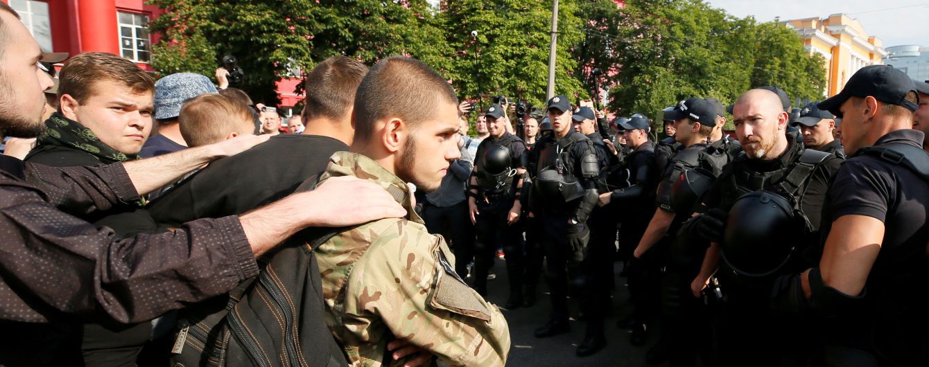 На "Марше равенства" взорвали петарду, полиция изъяла у протестующих яйца и газовые баллончики