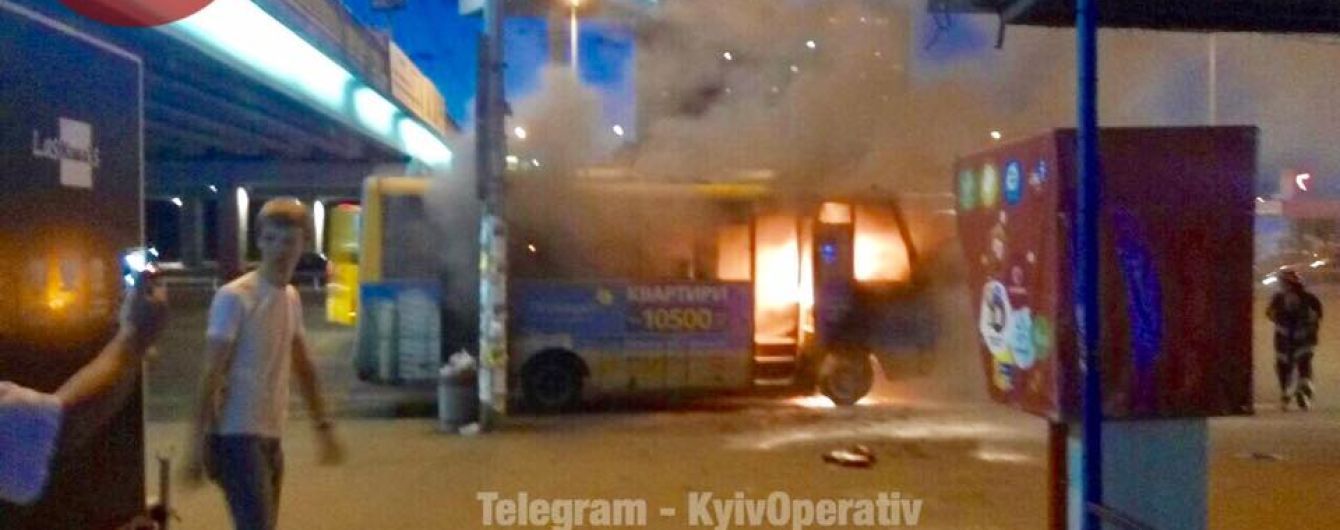 В Киеве возле метро "Харьковская" загорелся пассажирский автобус