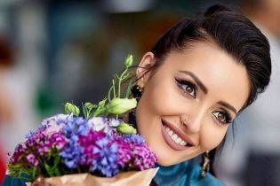 Анна Добрыднева в коротком платье похвасталась фигурой