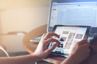 Свободный Wi-Fi в школах и электронные очереди в поликлиниках. Кабмин "берет курс" на инновации