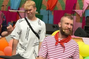 Иван Дорн с пионерским узлом на шее "покуражился" в Киеве на барахолке