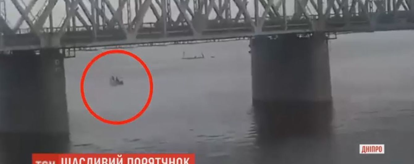 В Днепре спасли 4 подростков, которые дрейфовали на обломке мостика рекой