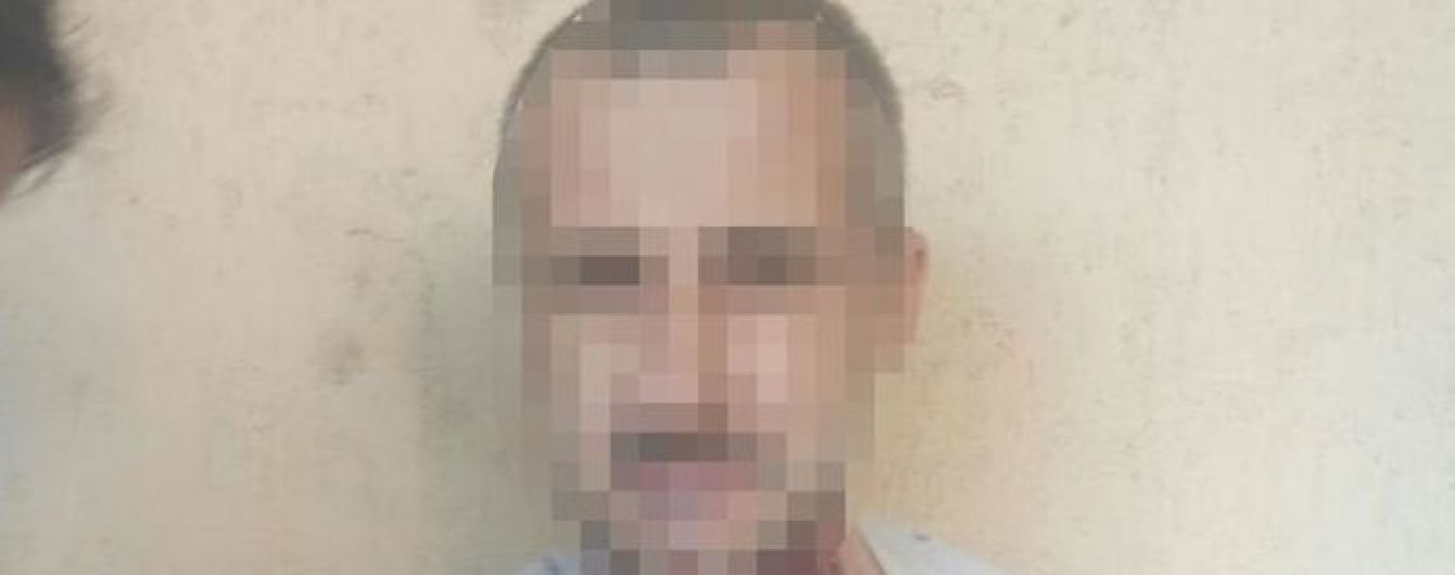 В Киеве мужчина порезал вены и шею и пытался прыгнуть с моста после приказа "голоса"