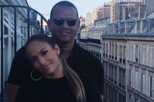 Дженніфер Лопес заскочили з відомим коханим під час романтичних канікул у Парижі