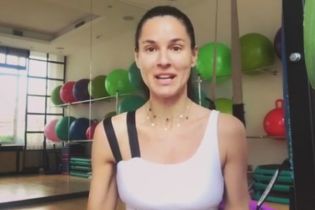 Фитнес для домохозяек: Маша Ефросинина показала упражнения, которые можно делать дома
