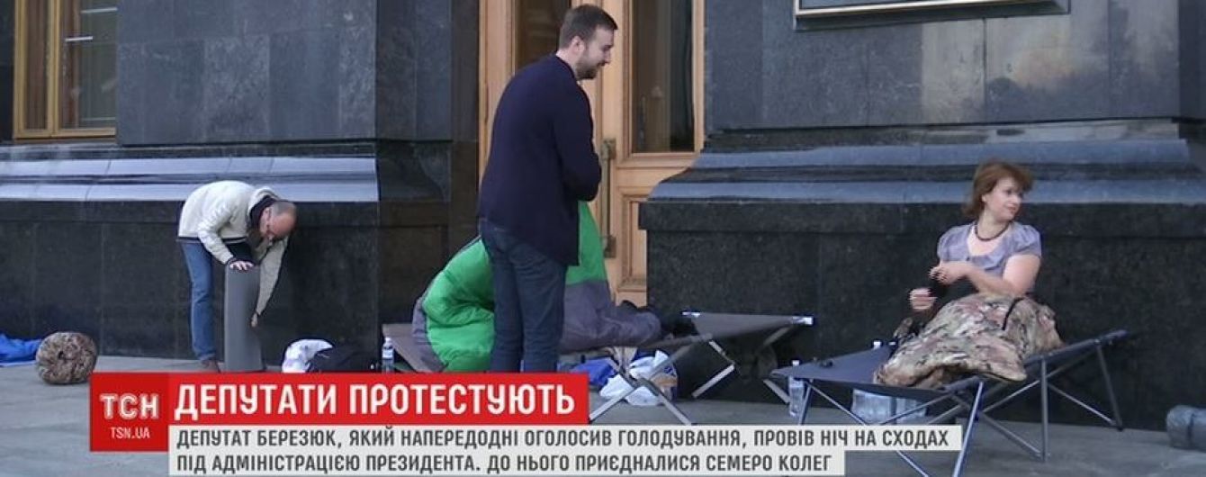 Кілька депутатів провели ніч у спальниках під АП через львівське сміття