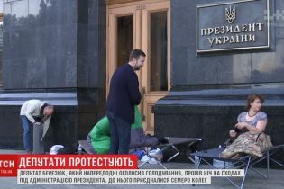 Кілька депутатів провели ніч у спальниках під АП через львівське сміття