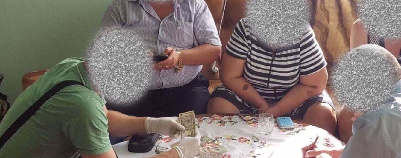 Медик і комунальник: у ГПУ повідомили про двох затриманих хабарників на Закарпатті і Черкащині