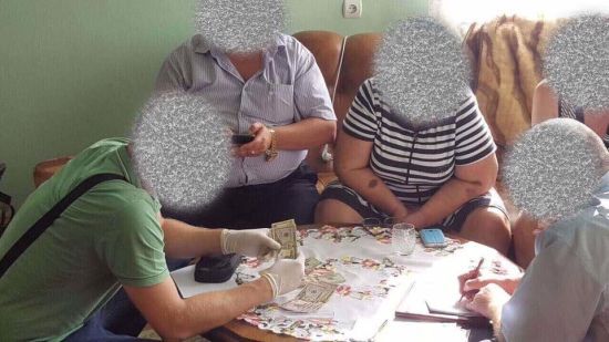 Медик и коммунальщик: в ГПУ сообщили о двух задержанных взяточниковах на Закарпатье и Черкасщине
