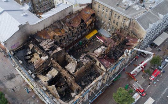 День після пожежі на Хрещатику: на згарище історичної будівлі пустили журналістів