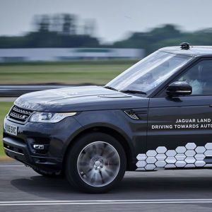Jaguar Land Rover показал автомобиль с автопилотом
