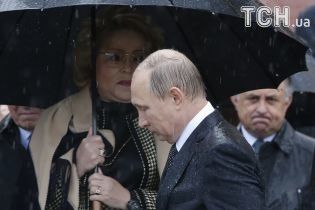 Путін прибув до "Артеку" в окупованому Криму, його знову заскочила злива