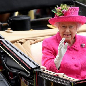 91-летняя королева Елизавета II в ярком образе затмила британок на скачках