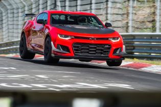Экстремальный Chevrolet Camaro лихо проехался по Нюрбургрингу