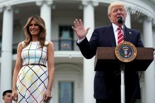 В клетчатом платье и розовых лодочках: Мелания Трамп на пикнике в Белом доме