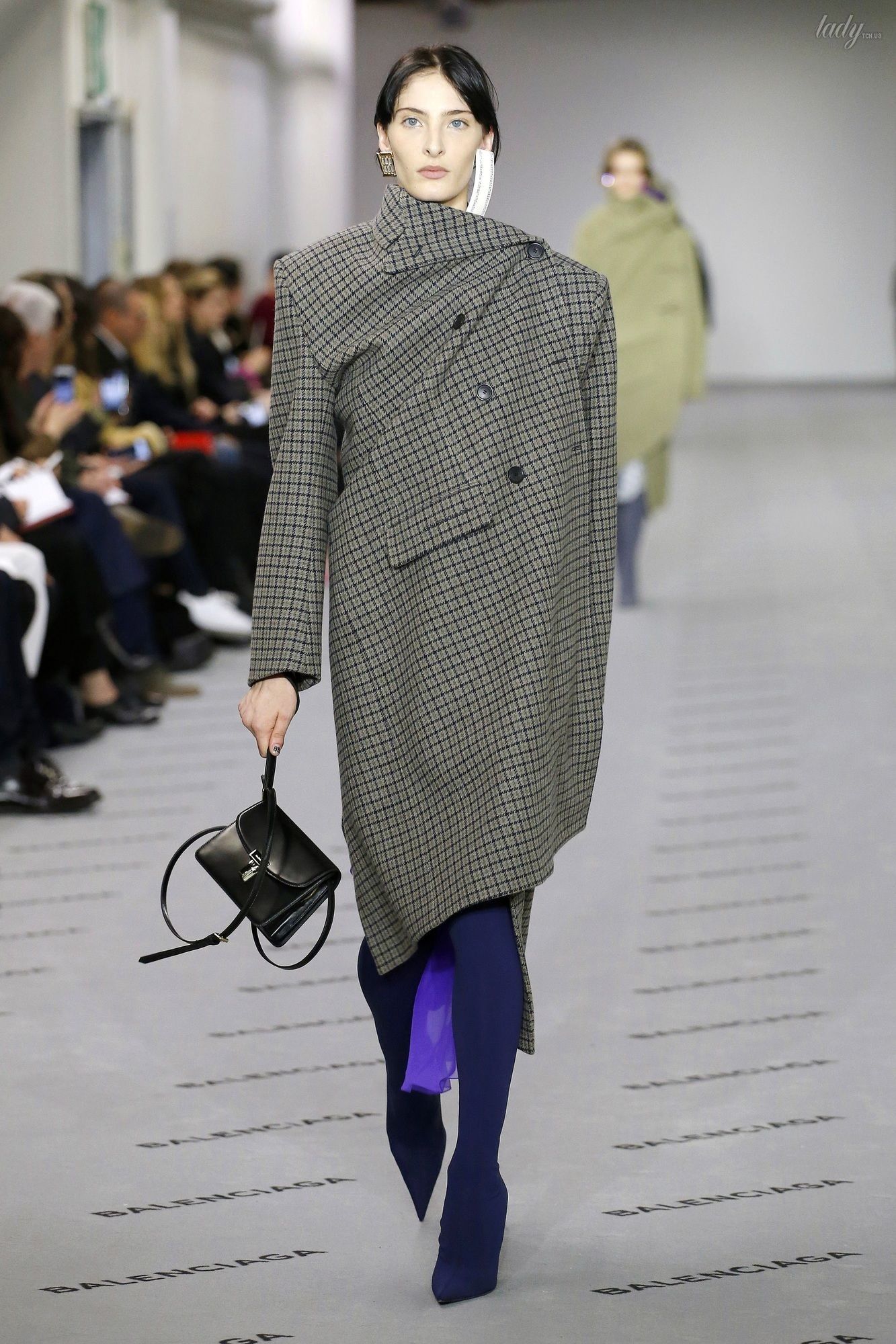 Коллекция Balenciaga прет-а-порте сезона осень-зима 2017-2018_6