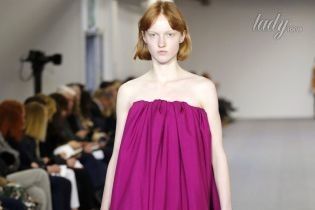 Асимметричные пальто и яркие колготки в коллекции Balenciaga осень-зима 2017-2018