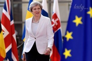 Пополнила гардероб: Тереза Мэй прибыла на саммит ЕС в белом жакете