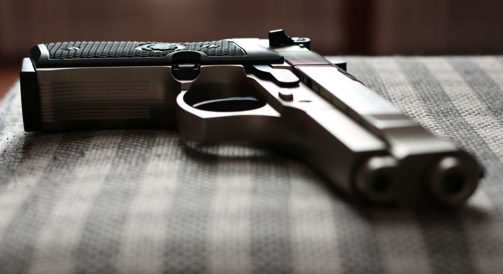 У Києві серед білого дня невідомий пограбував кредитну установу, погрожуючи пістолетом
