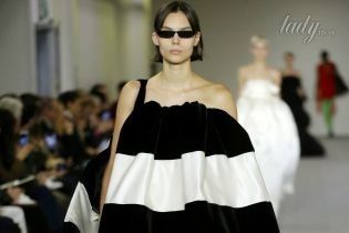 Асимметричные пальто и яркие колготки в коллекции Balenciaga осень-зима 2017-2018
