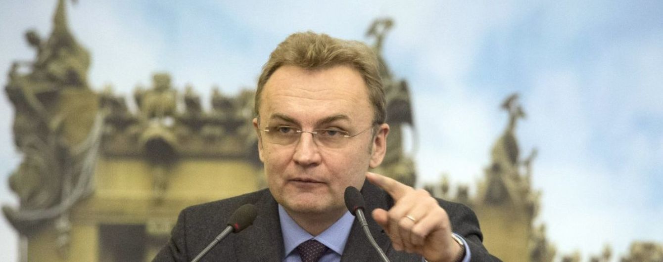 Конфликт обостряется. Садовой обвинил Гройсмана в цинизме из-за слов о львовском мусоре