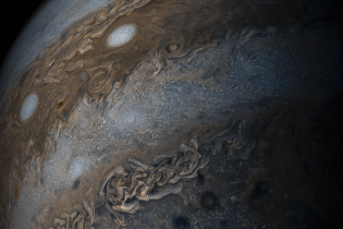 "Нитка жемчуга": NASA показало захватывающее фото ураганов на Юпитере