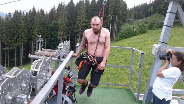 В Карпатах установили рекорд по одновременному спуску на троллее при помощи креплений за кожу спины