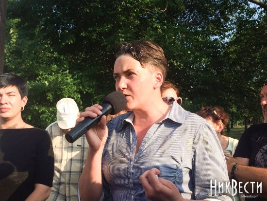 У Миколаєві націоналісти закидали яйцями нардепа Савченко