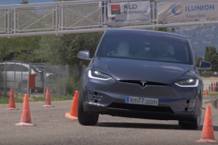 Кроссовер Tesla Model X успешно прошел "лосиный тест"