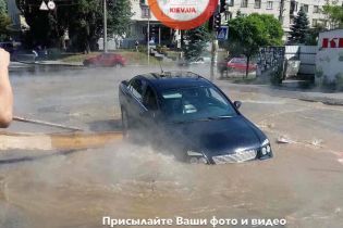 В Киеве автомобиль с женщиной и ребенком провалился в яму с кипятком