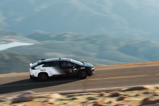 Кроссовер Faraday Future стал самым быстрым серийным электрокаром в гонке на холм Пайкс Пик
