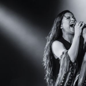 В черном платье и с эффектным макияжем: образ солистки группы Evanescence на концерте в Киеве