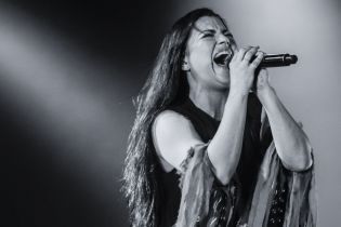 В черном платье и с эффектным макияжем: образ солистки группы Evanescence на концерте в Киеве