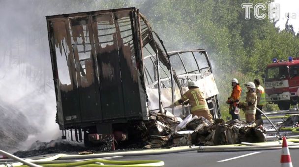 У Німеччині пасажирський автобус влетів у вантажівку та загорівся: десятки людей постраждали
