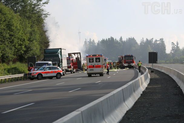У Німеччині пасажирський автобус влетів у вантажівку та загорівся: десятки людей постраждали