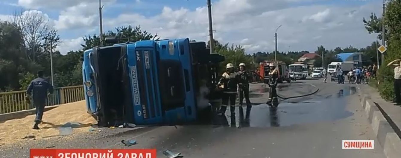 У Ромнах фура з кукурудзою перекинулась на двох велосипедистів