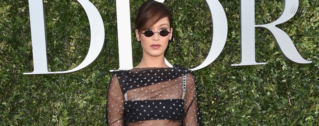 Умеет привлечь внимание: Белла Хадид в прозрачном платье на выставке Dior