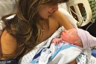 Дружина Алека Болдуїна у спідньому показала, як виглядає після пологів
