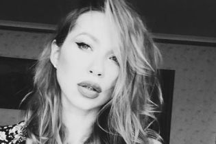 Логунова подчеркнула фигуру купальником через два месяца после родов
