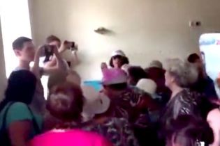 В Краснодаре пенсионный "отряд Путина" атаковал штаб Навального