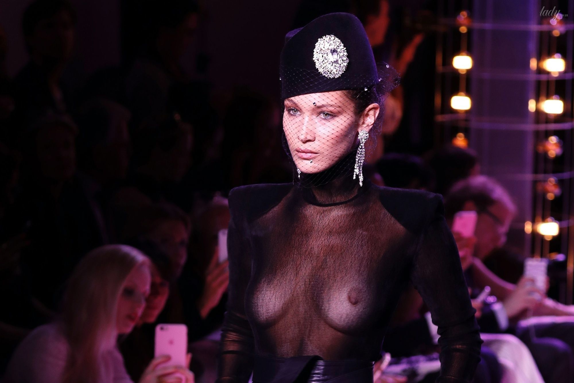 Белла Хадид сверкнула голой грудью на подиуме в Париже.