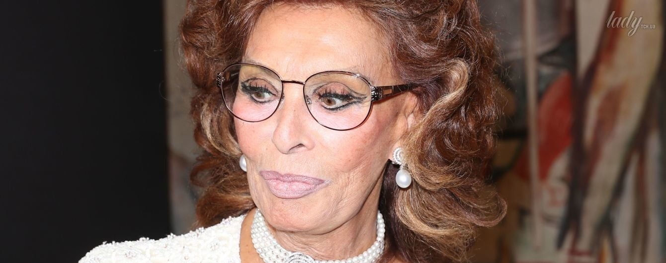 Хороша: 82-летняя Софи Лорен в наряде с глубоким декольте посетила показ Armani Prive