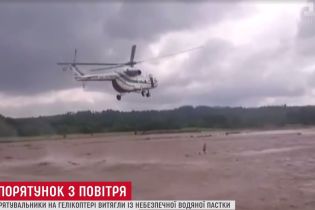 Філігранний порятунок: у Грузії вертоліт урятував двох чоловік від повені