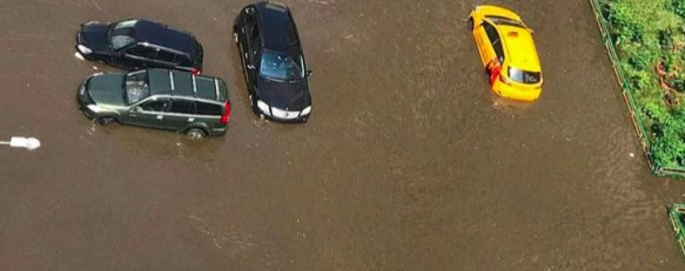 Потоп у Підмосков'ї: люди знайшли свої елітні авто у фекаліях