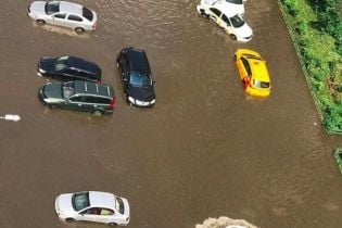 Потоп у Підмосков'ї: люди знайшли свої елітні авто у фекаліях